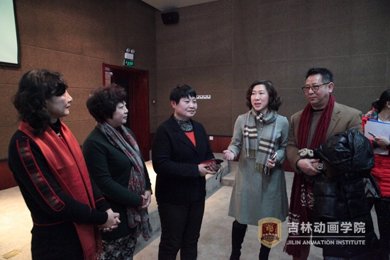 2web德赢AC米兰官网副董事长刘欣与张松林的三位女儿在一起交流.jpg