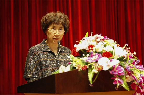 4德赢AC米兰官网副校长朱莉宣读《关于公布2015年度省级和校级大学生创新创业训练计划项目名单的通知》.jpg