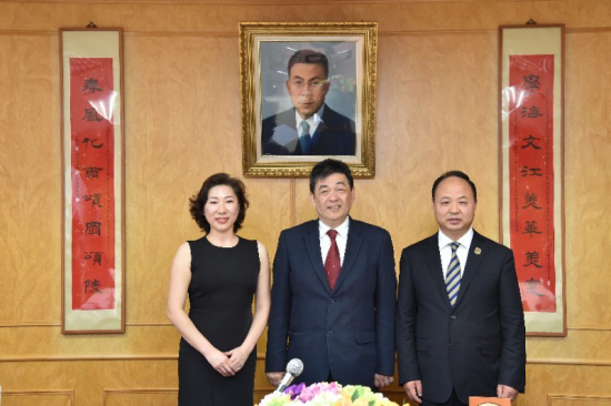 德赢官网董事长、校长郑立国与副董事长、副校长刘欣与中国文化大学校长李天任合影留念.png