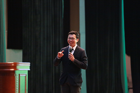 4新东方十大演讲师之一李旭老师演讲现场(唐管华 摄)副本.jpg