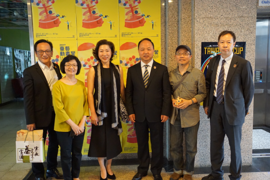 德赢官网考察团与台湾艺术大学设计学院院长许杏蓉、多媒体动画艺术学系主任张维忠合影留念.png