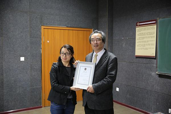 游戏学院院长助理夏睿代表德赢AC米兰官网为岩谷徹教授颁发特聘教授证书.JPG