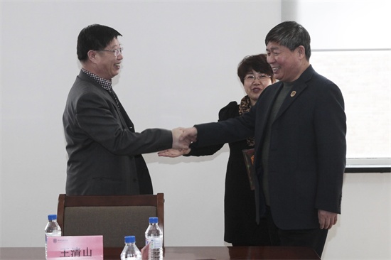 学院党委书记、副院长王清山欢迎长春市九三学社市直机关常务副主委王进一行到德赢AC米兰官网参观调研.jpg