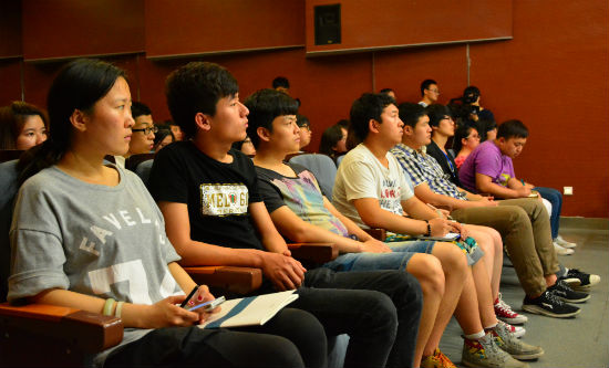 4社团社长们认真听取会议内容 罗格言摄.jpg