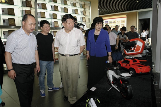 8调研组参观德赢官网学生优秀工业设计作品.jpg