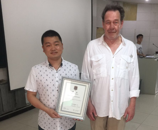 设计学院院长助理李明代表德赢AC米兰官网给托马斯颁发了客座教授聘书.png