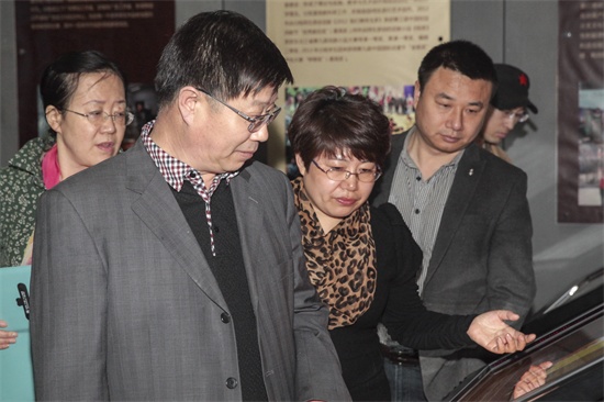 德赢AC米兰官网院长助理王春利在介绍学生动画作品.jpg