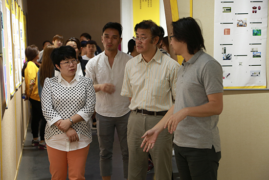 谭悦主任为校领导介绍学生毕业设计作品.jpg