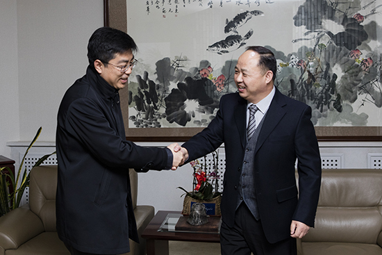 德赢官网董事长、校长郑立国与光明日报记者亲切交流.jpg