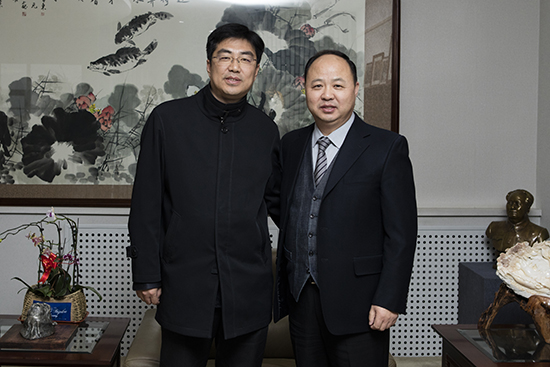 德赢官网董事长、校长郑立国与光明日报记者合影留念.jpg