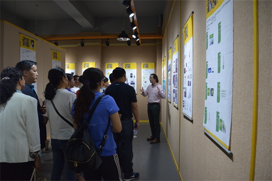 谭悦院长助理带领家长参观广告学院多功能展厅.JPG