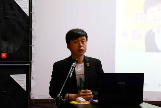 2学校团委书记曲宏伟主持会议 陈云鹏摄.jpg