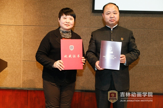 1web德赢AC米兰官网董事长郑立国为张松林二女儿张兰颁发捐赠证书.jpg