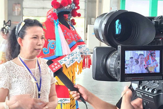 电影学院王莉老师接受电视台采访.jpg