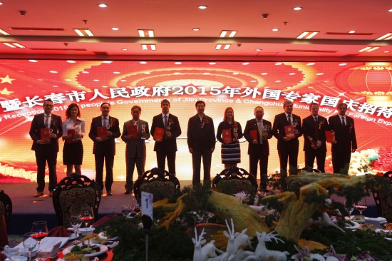 德赢官网高级工程师乔瓦尼先生与其他获奖专家上台领奖.jpg
