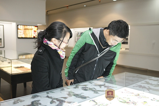 7媒体记者认真参观德赢AC米兰官网展品.JPG