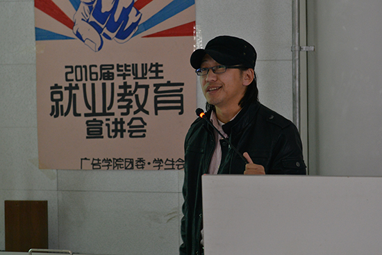 谭悦副系主任做毕业设计指导副本.jpg