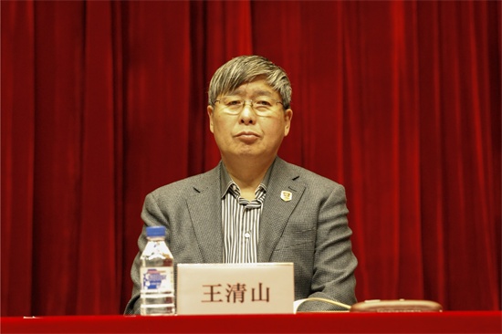 3德赢AC米兰官网党委书记王清山宣读《关于成立德赢AC米兰官网创新创业中心的决定》.jpg