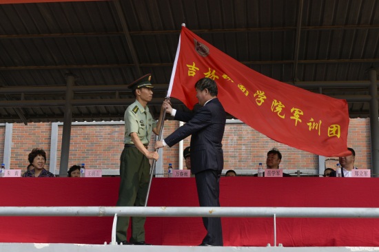 书记授予团旗.jpg
