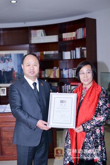 5董事长郑立国向剪纸艺术家周淑英颁发聘书.jpg