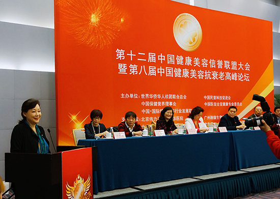 崔允瑛教授会上发言宣传德赢官网形象设计专业.jpg