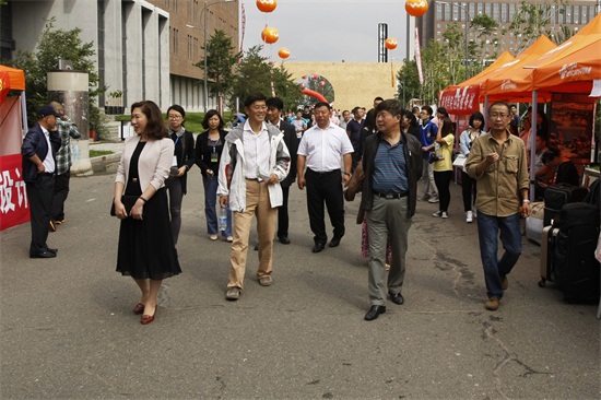 3.校领导们在迎新现场.jpg