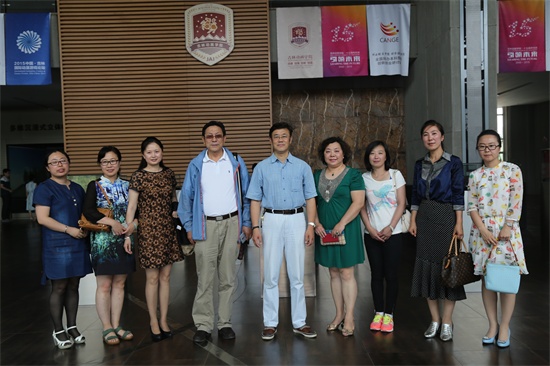 4.岳学军副校长向来访馆长介绍学校办学模式及发展概况.JPG